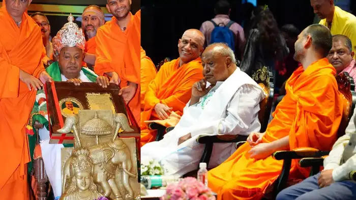 FORMER PRIME MINISTER H.D DEVE  GOWDA RECEIVES GANGA SAMRAT AWARD IN BENGALURU